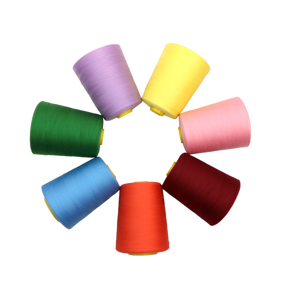 May kulay na sewing thread